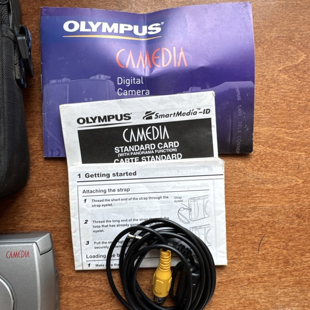 Olympus D-520 ZOOM 2.0 Megapixel Digital Camera + Case + Accessories READ - Picture 2 of 9